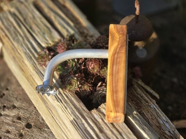 Magnetseifenhalter aus Olivenholz mit Ausleger aus Aluminium